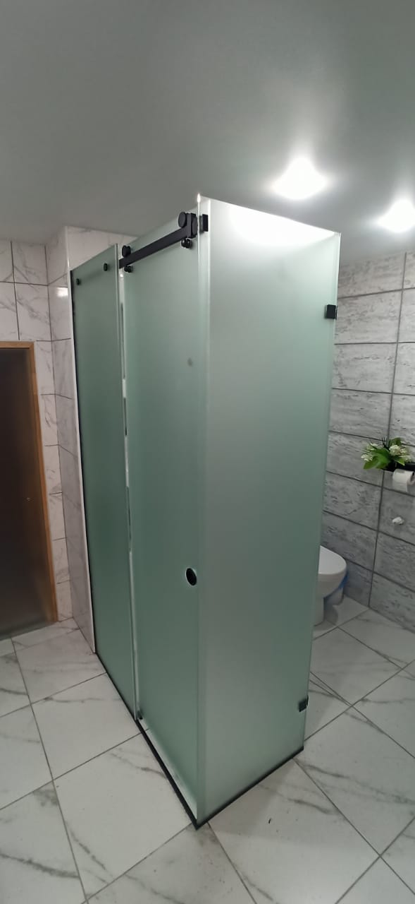 кабина душевая стекло матовое пятиугольная форма черная фурнитура