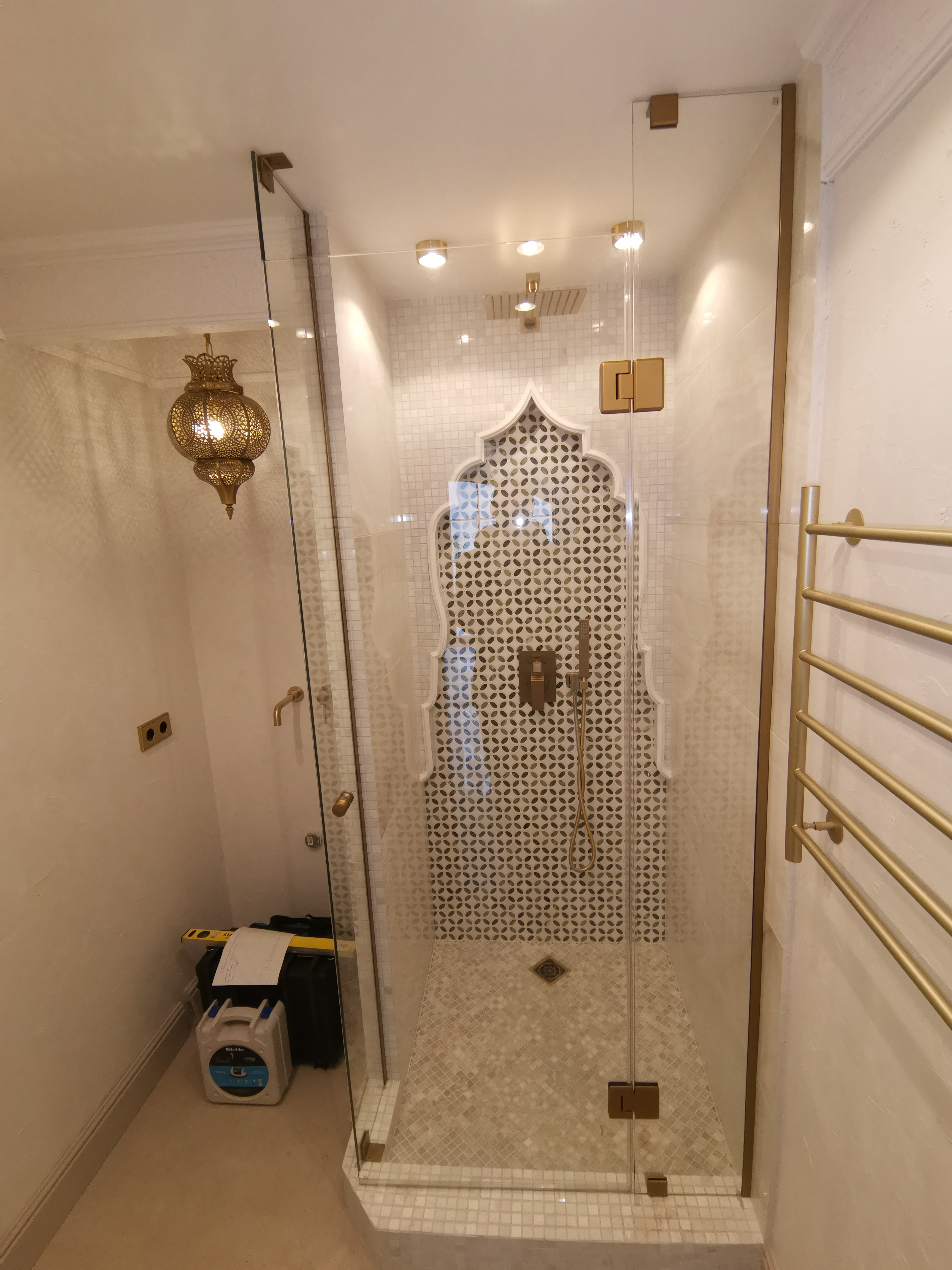 душевая перегородка на петлях с покраской фурнитуры в золото