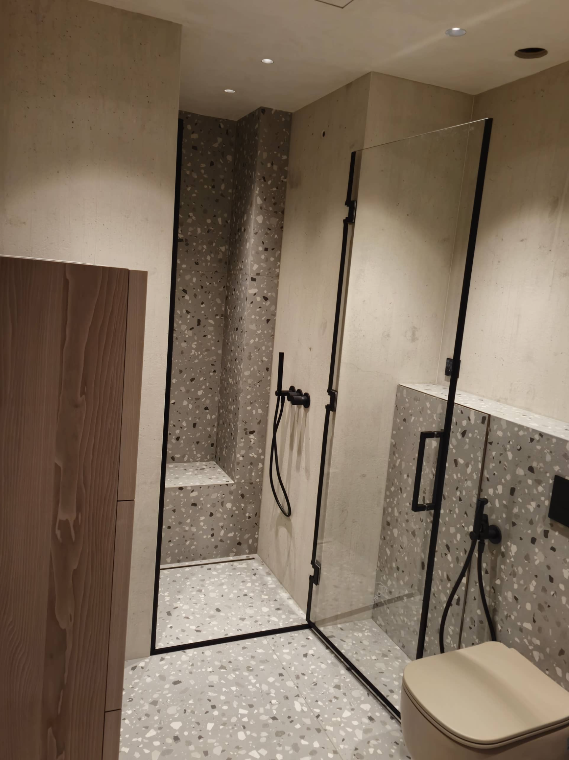 душевая дверь на черных петлях