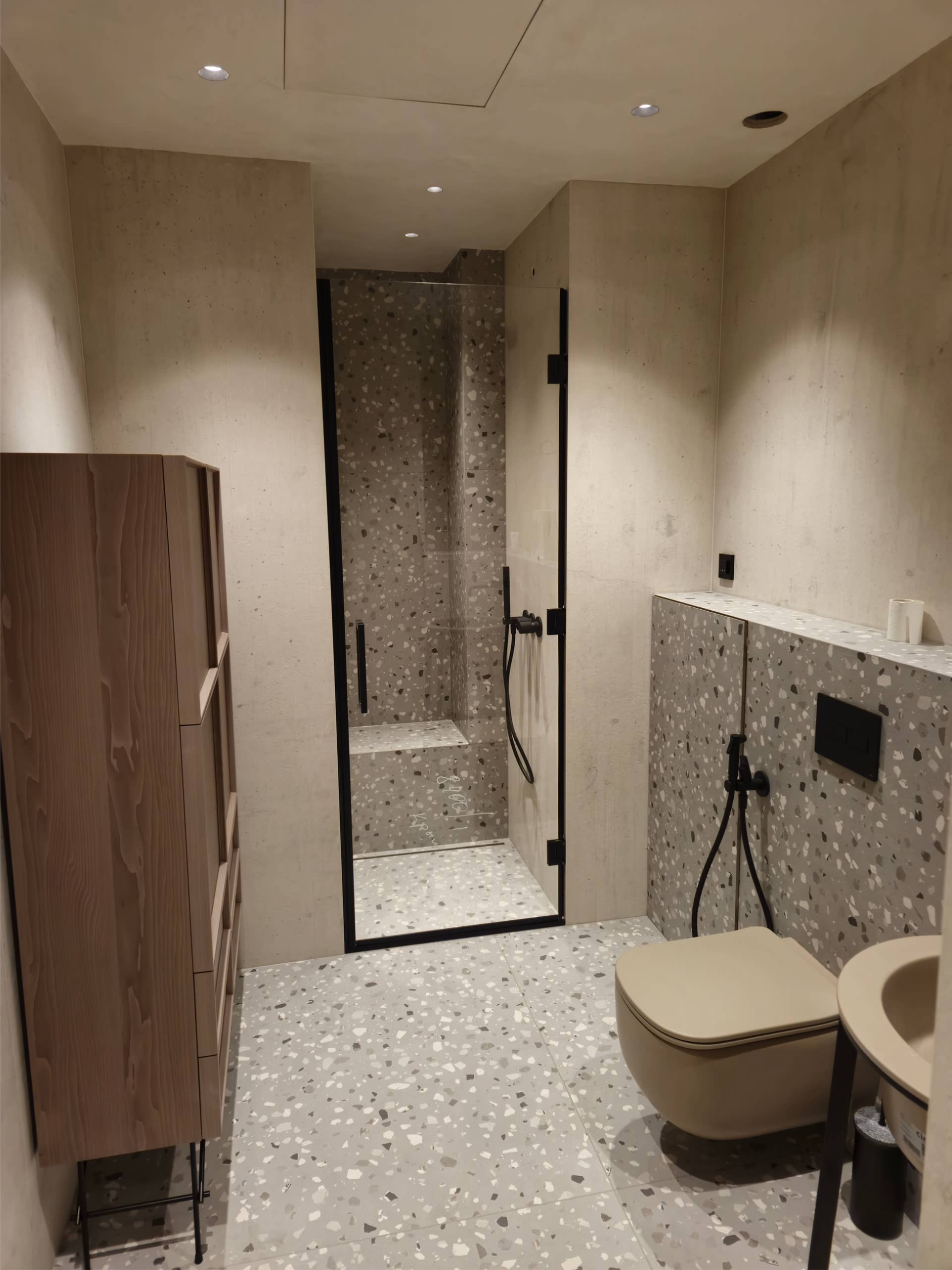 душевая дверь на петлях и черной фурнитуре