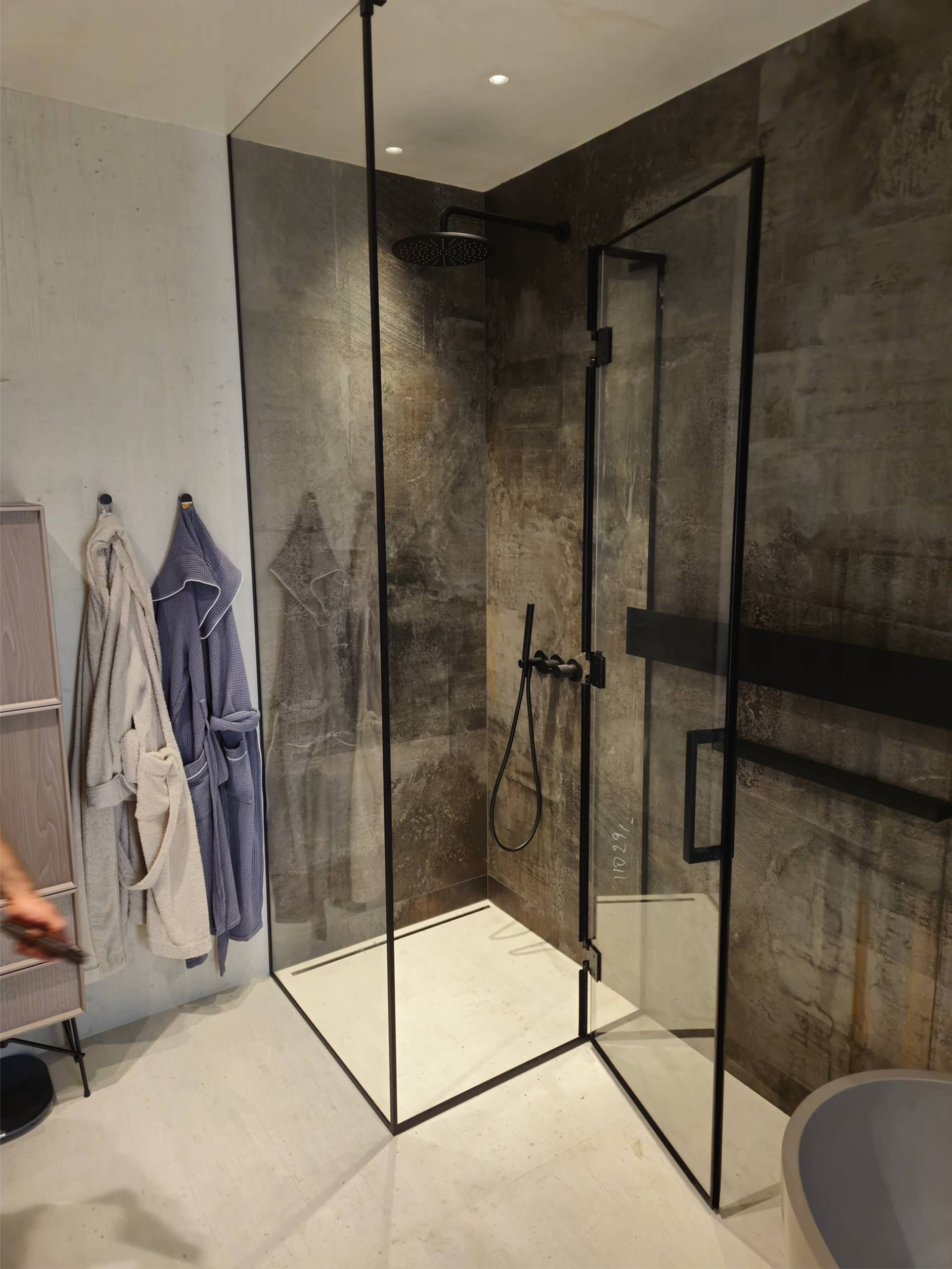 душевая дверь с черной фурнитурой и прозрачным стеклом