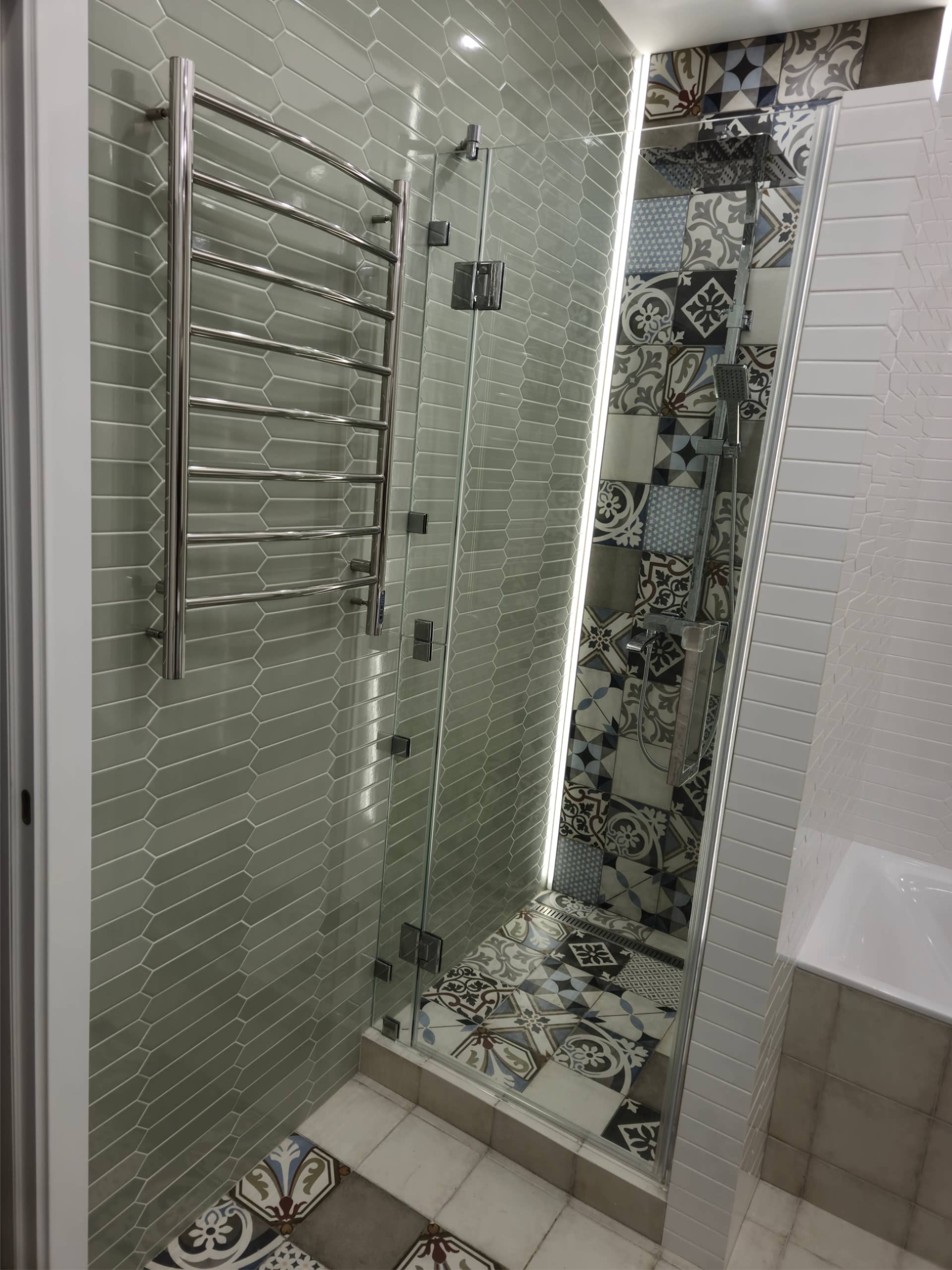 душевая дверь с нержавеющей фурнитурой