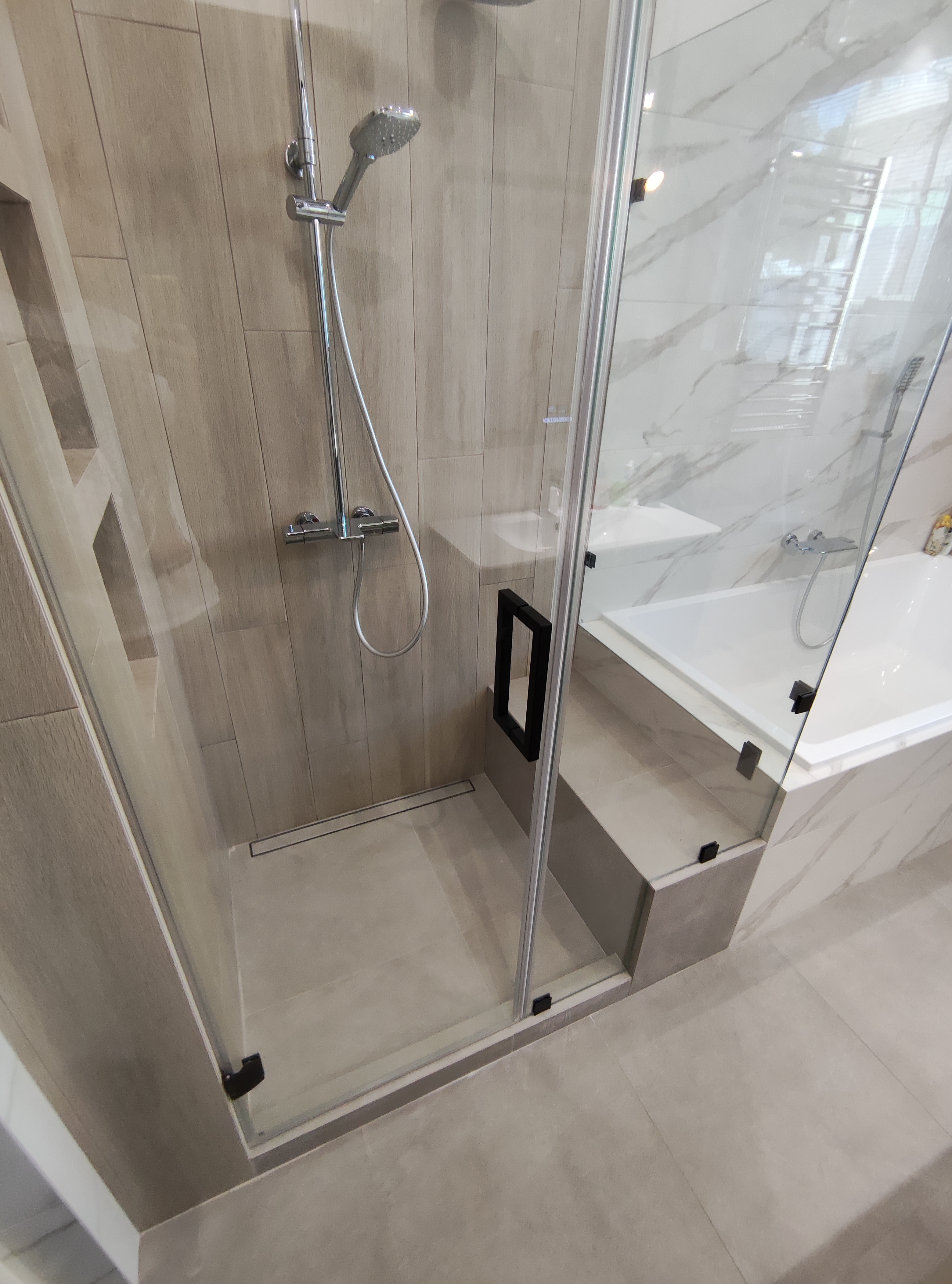 душевая угловая дверь с черной фурнитурой и прозрачным стеклом