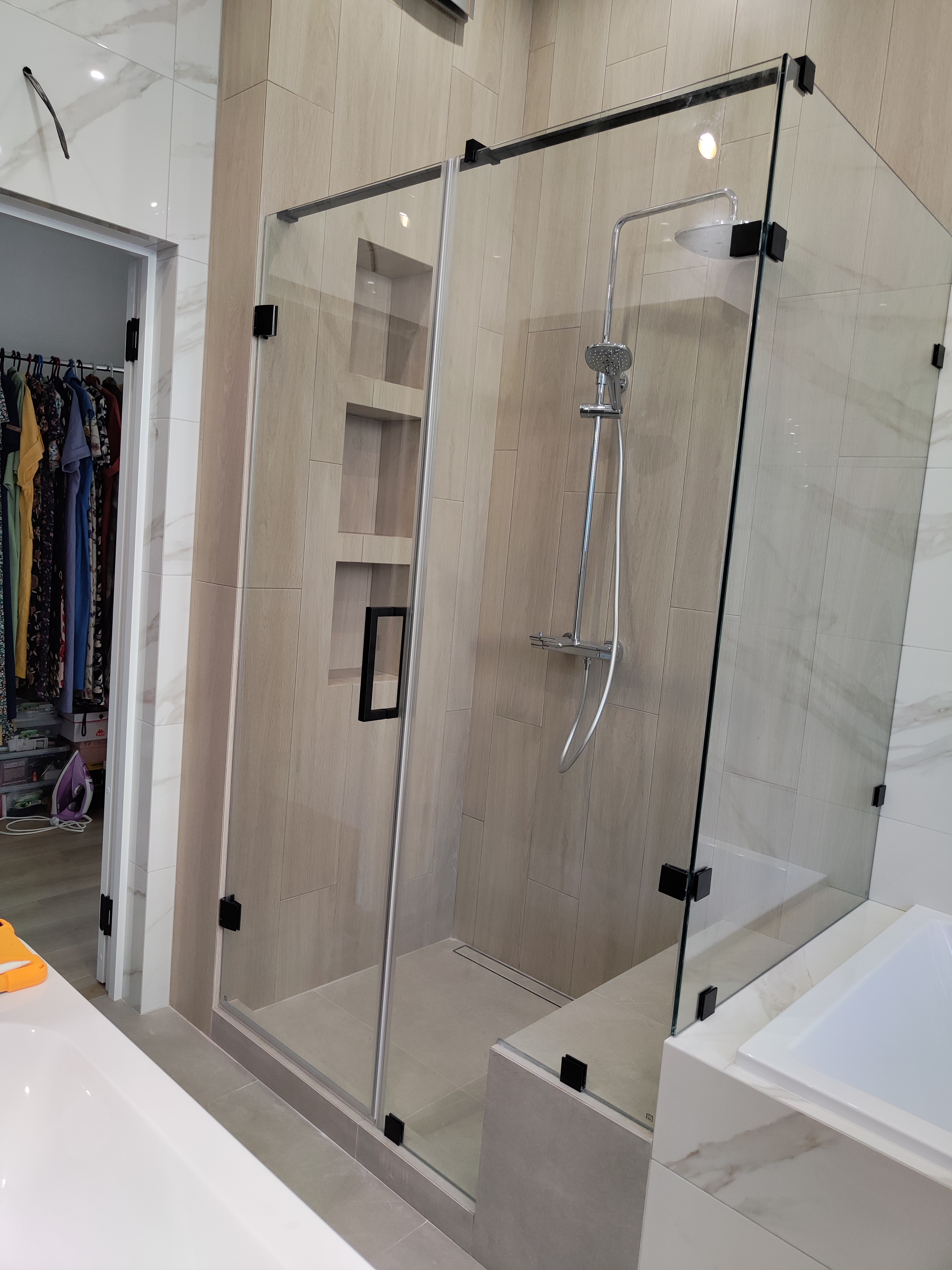 душевая угловая дверь с черной фурнитурой и прозрачным стеклом