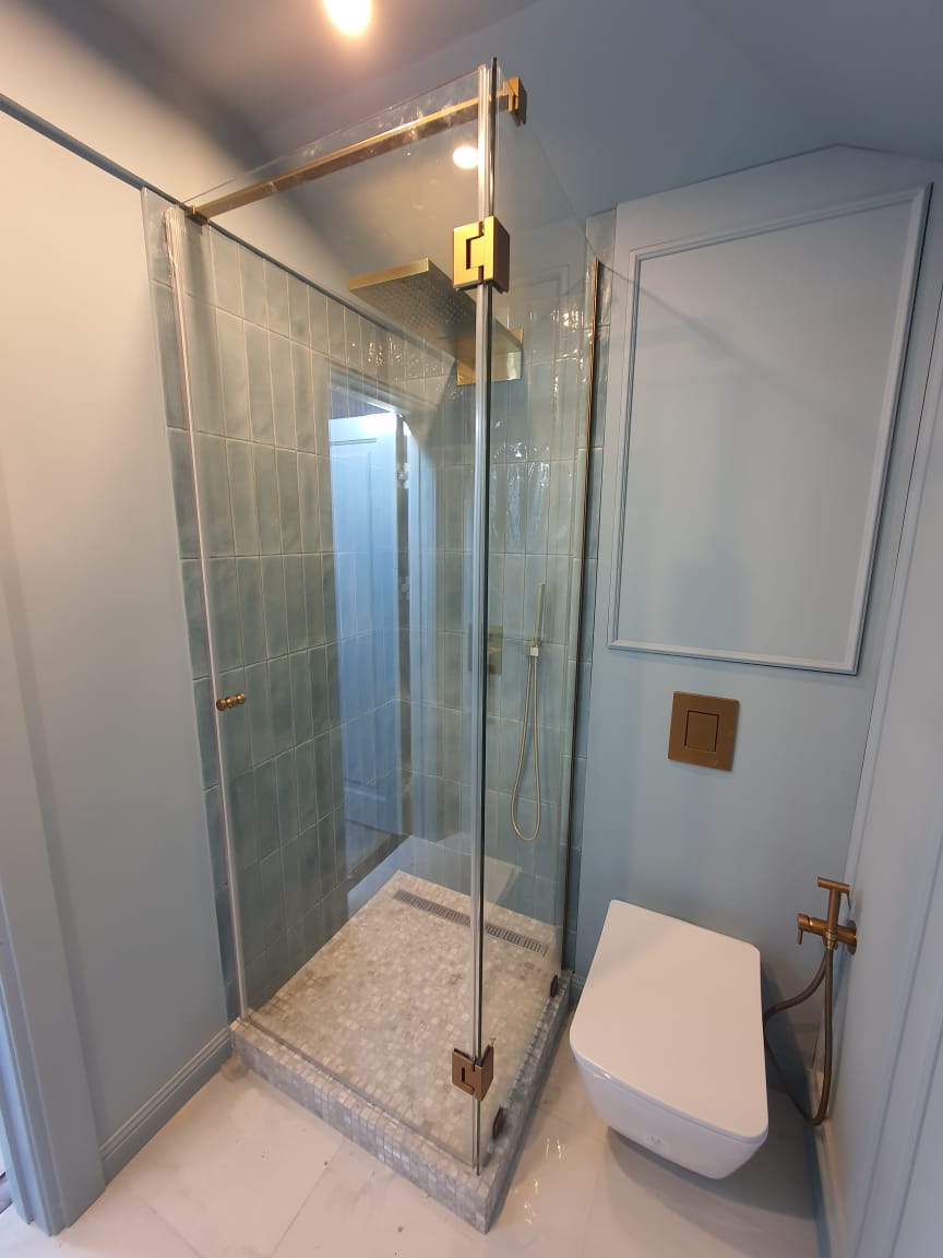 душевая угловая дверь с латуневой фурнитурой и прозрачным стеклом