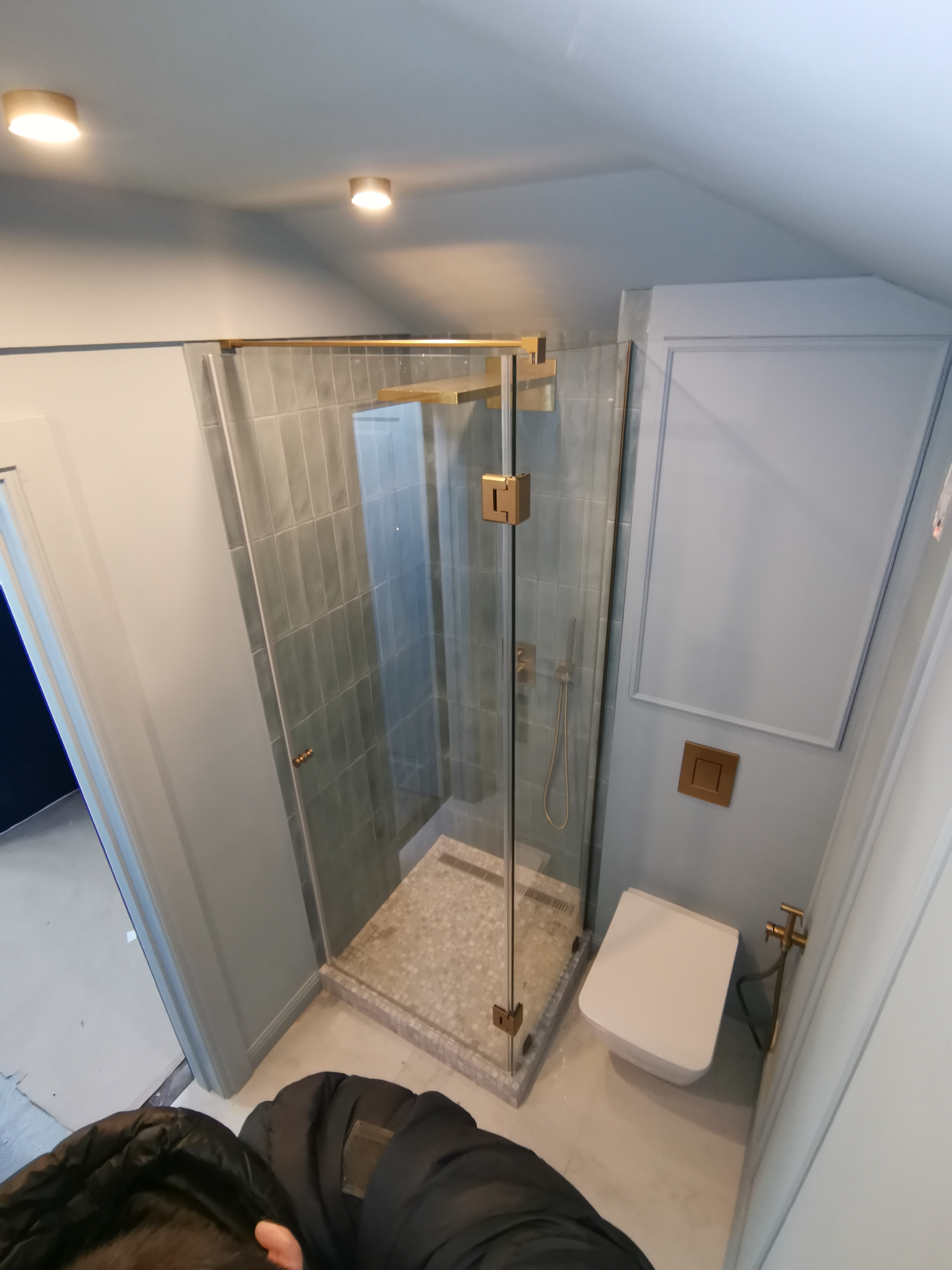 душевая угловая дверь с латуневой фурнитурой и прозрачным стеклом