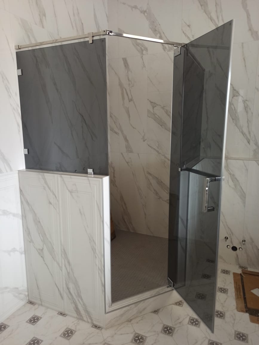 душевая угловая дверь с латуневой фурнитурой и прозрачным стеклом