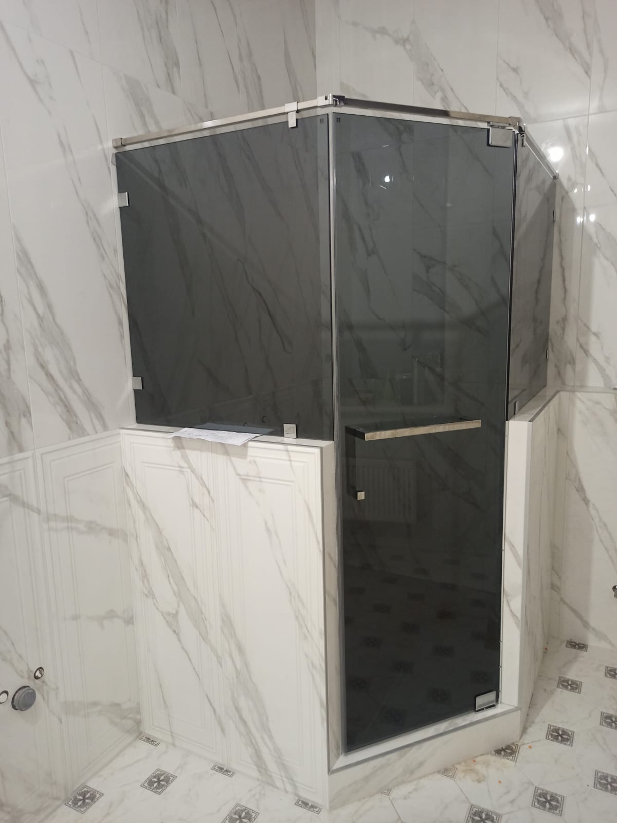 душевая трапеция на сером стекле и хром фурнитуре из нержавейки