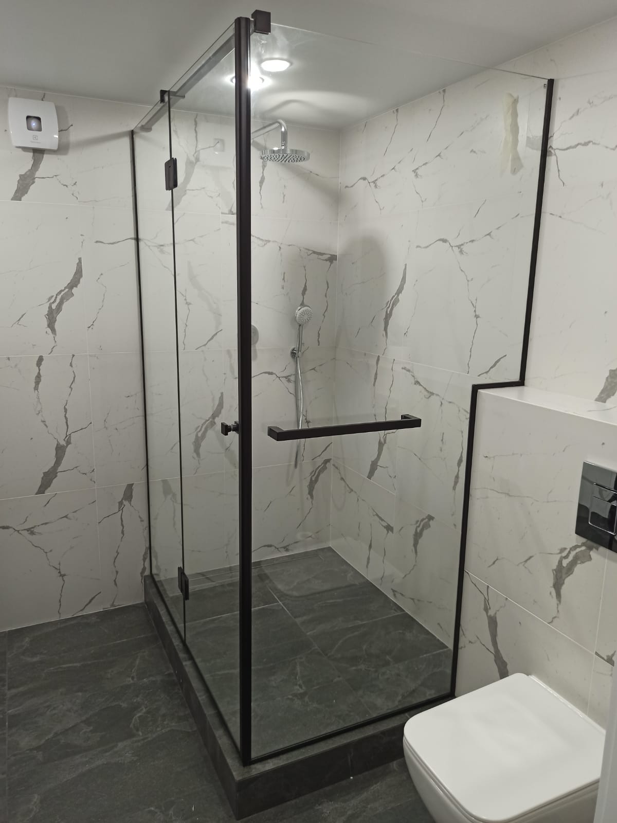 душевая угловая дверь на черных петлях