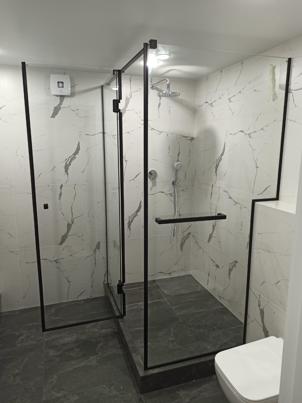 душевая угловая дверь на черных петлях