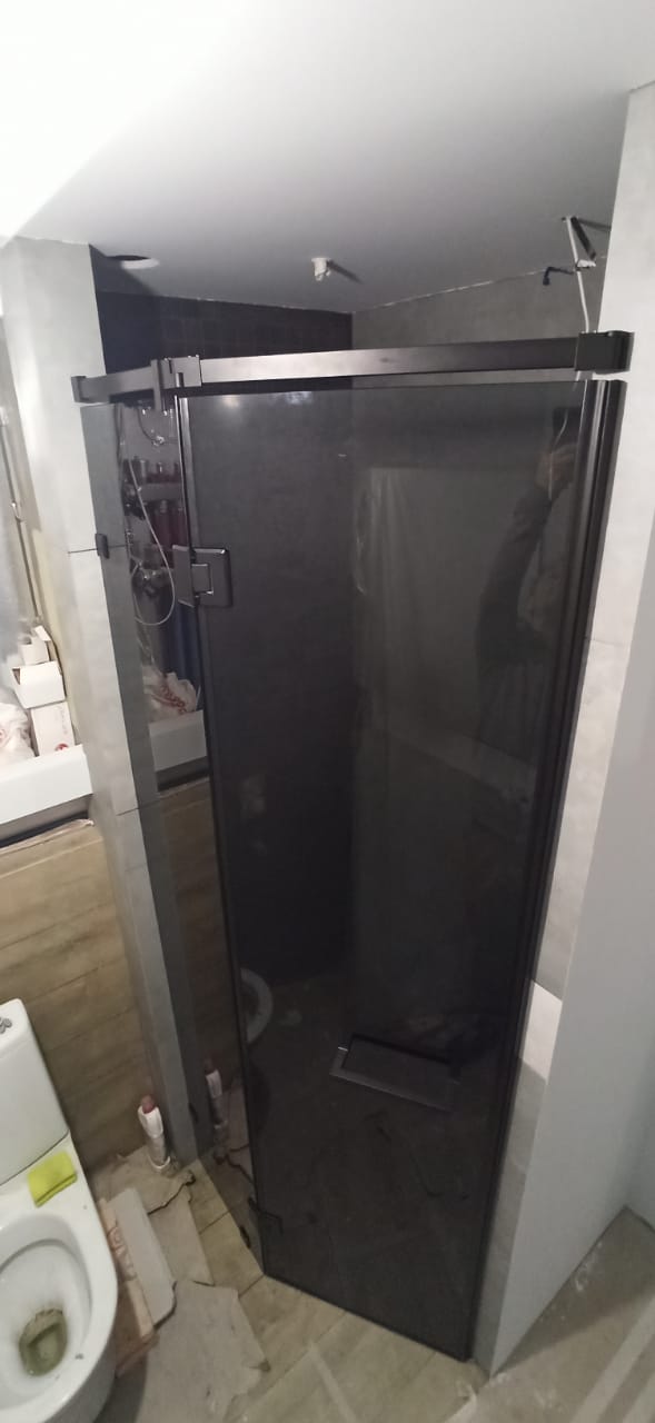 душевая трапеция петли черные стекло черное