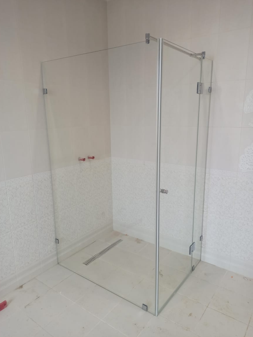 душевая угловая дверь на черных петлях