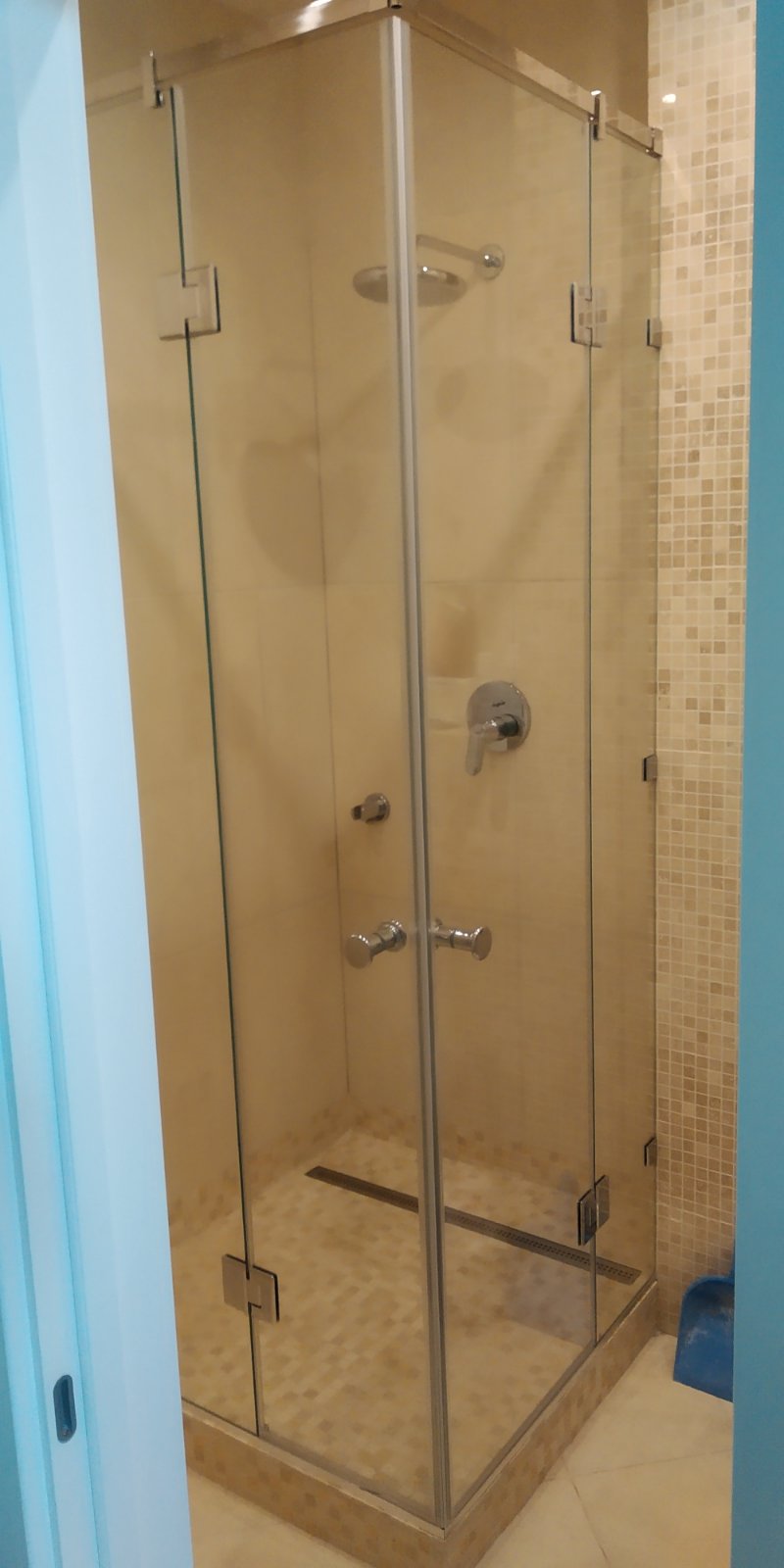 душевая угловая две двери на петлях