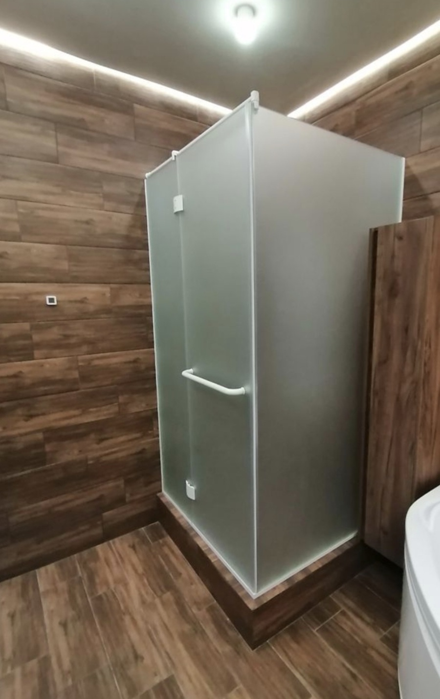 душевая угловая дверь на петлях белая фурнитура матовое стекло