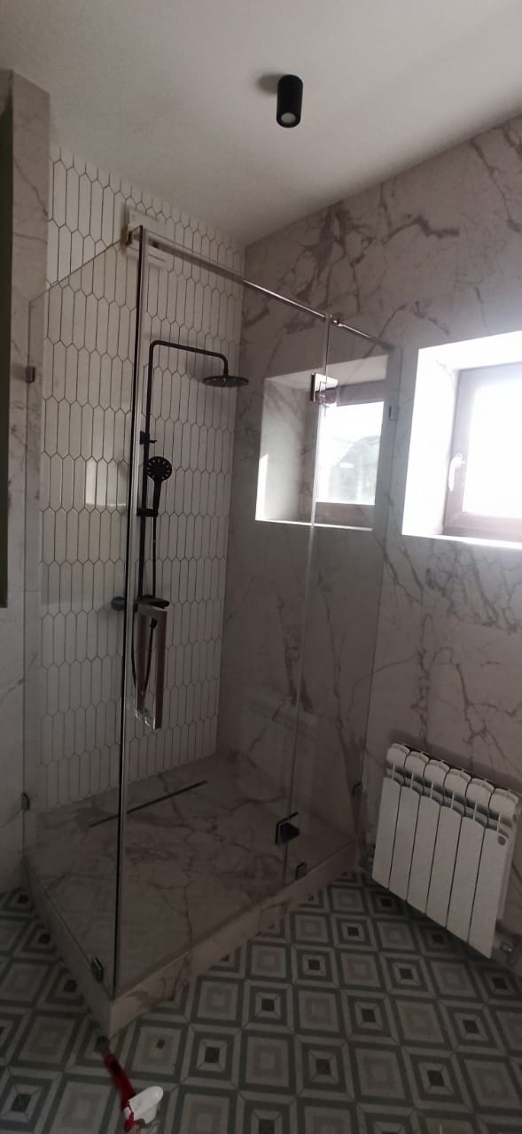 душевая угловая дверь на петлях 