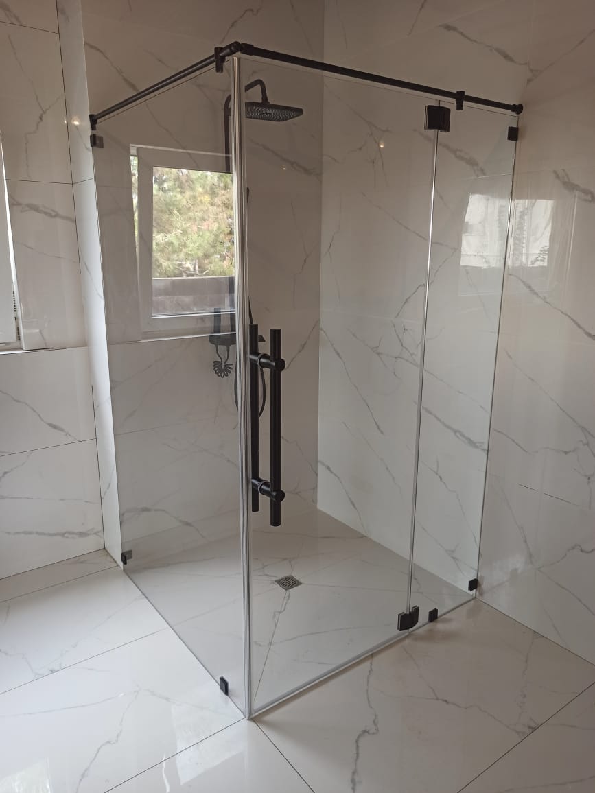 душевая угловая дверь на петлях черных осветленное стекло