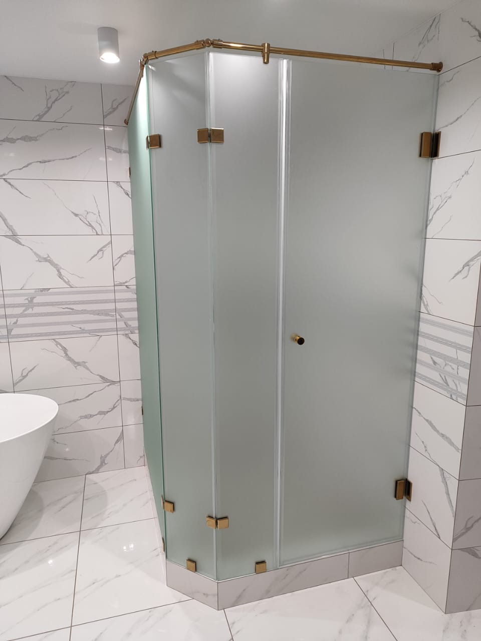 душевая угловая трапеция нестандартная золотая фурнитура матовое стекло