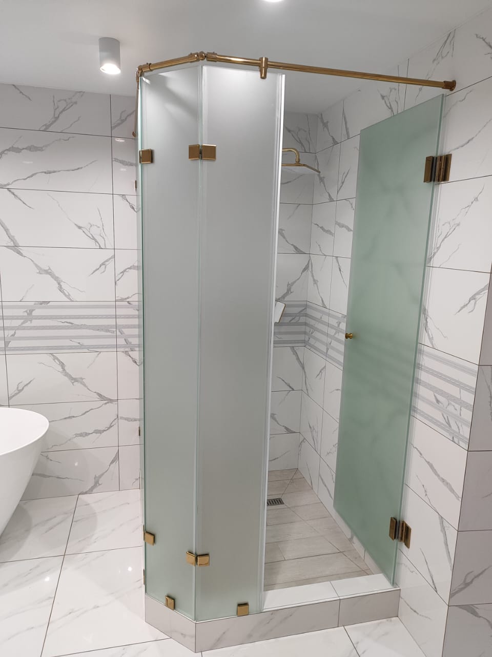 душевая угловая трапеция нестандартная золотая фурнитура матовое стекло