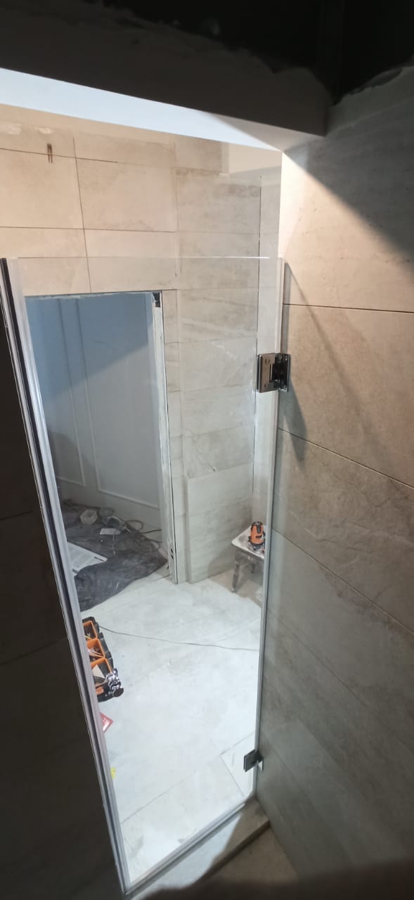 душевая дверь на петлях