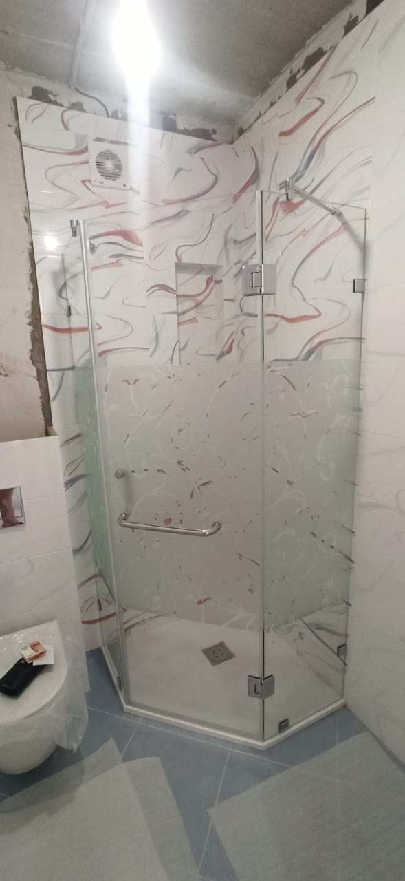 душевая угловая трапеция нестандартная золотая фурнитура матовое стекло