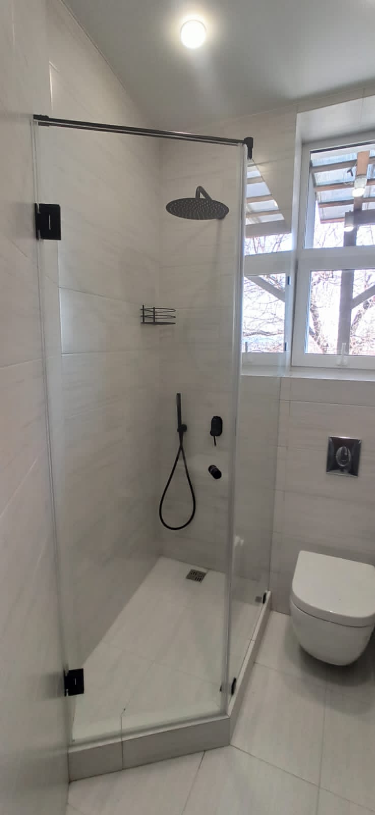 душевая угловая трапеция нестандартная черная фурнитура