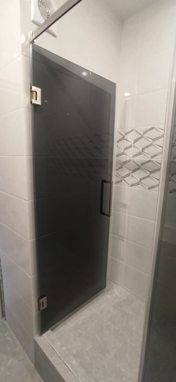 душевая угловая трапеция нестандартная золотая фурнитура матовое стекло