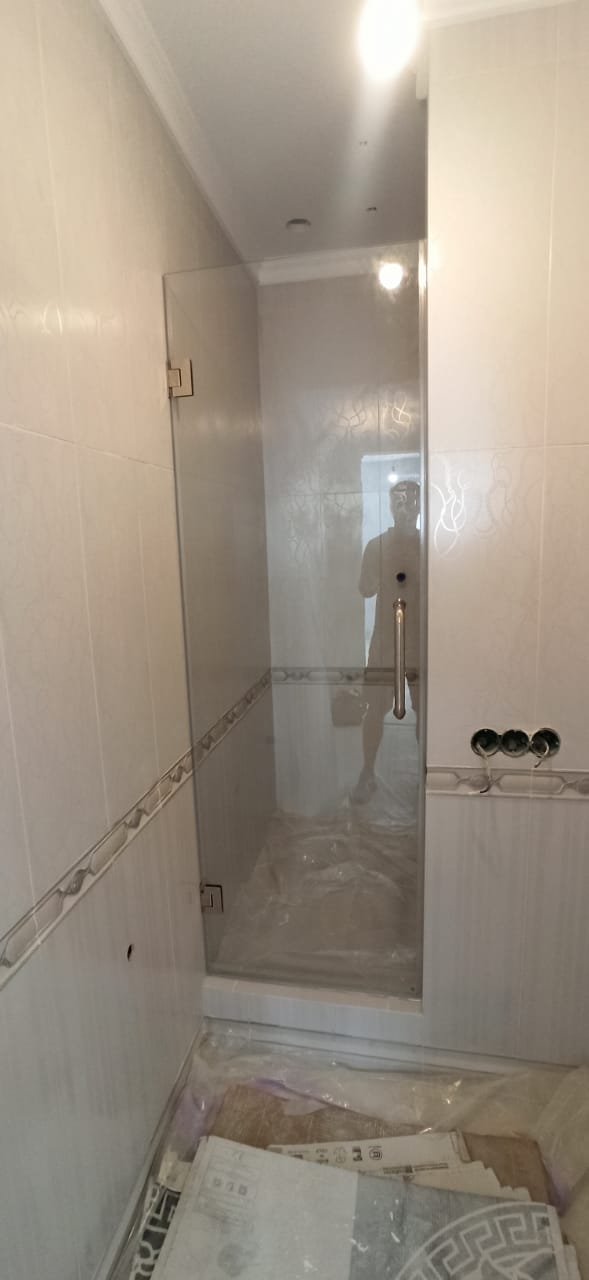 душевая угловая трапеция нестандартная золотая фурнитура матовое стекло