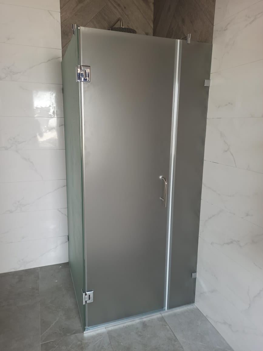 душевая угловая трапеция нестандартная золотая фурнитура матовое стекло