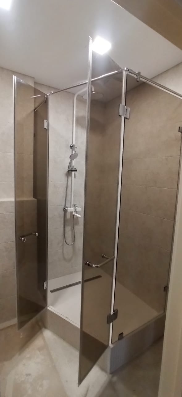 душевая угловая трапеция нестандартная бронза