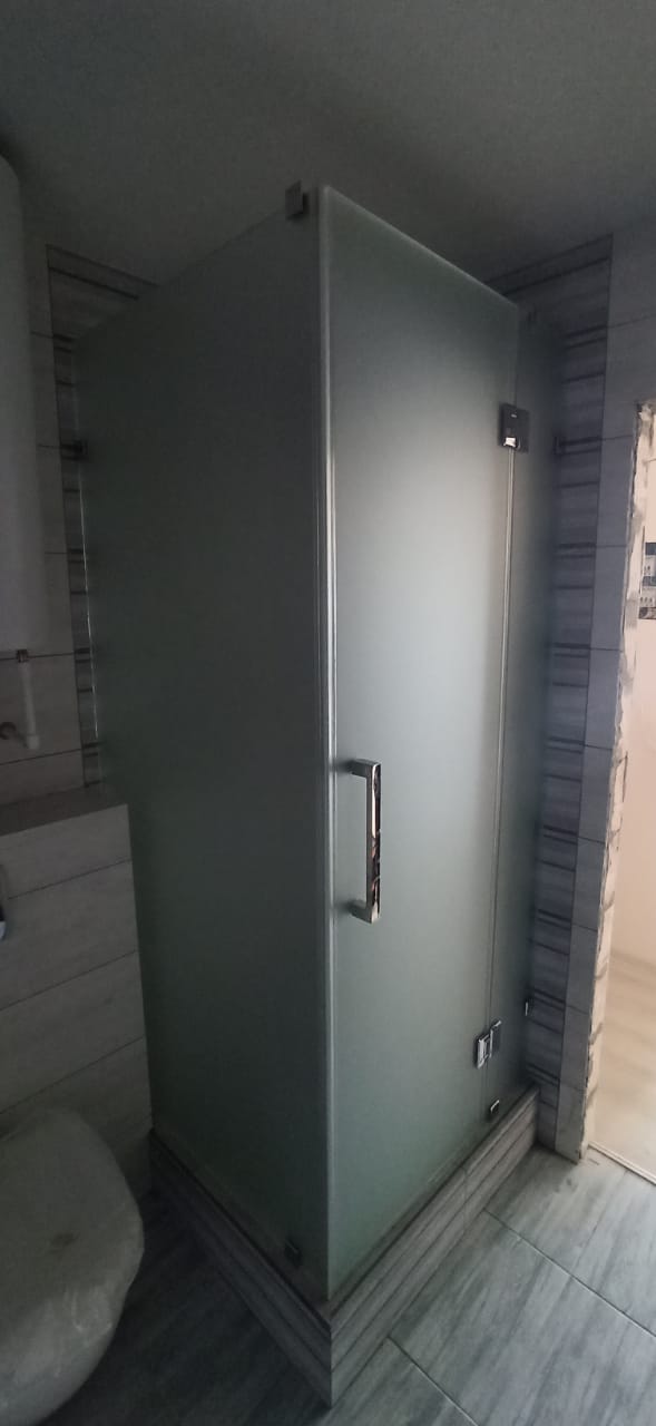 душевая угловая трапеция нестандартная золотая фурнитура матовое стекло