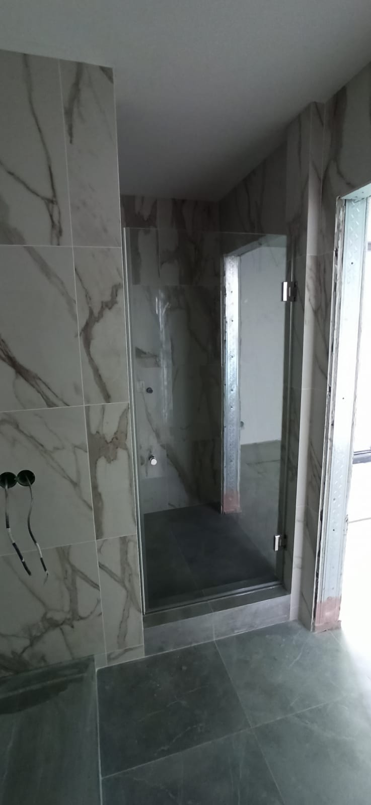 душевая угловая трапеция нестандартная золотая фурнитура матовое стекло