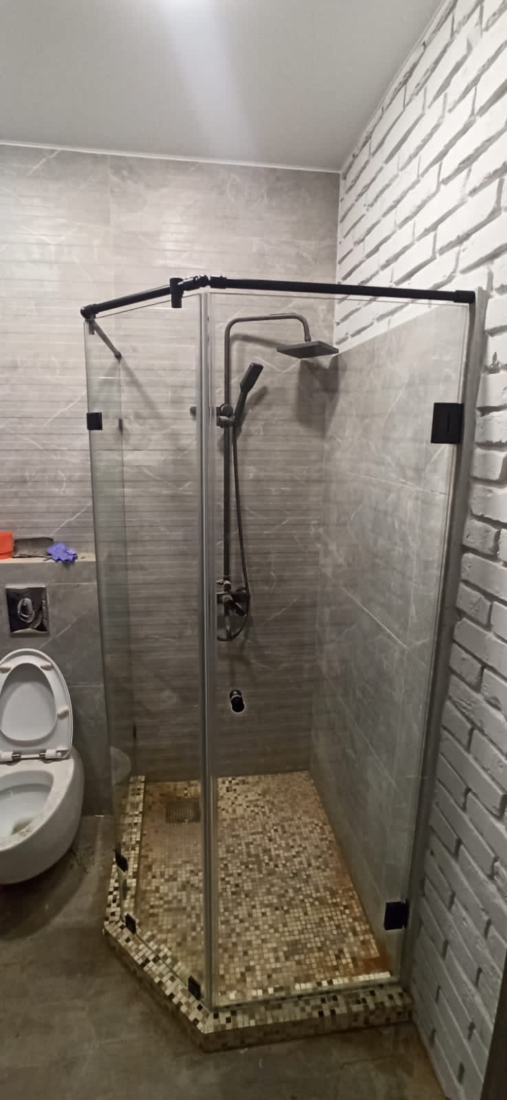 душевая угловая трапеция нестандартная черная фурнитура 