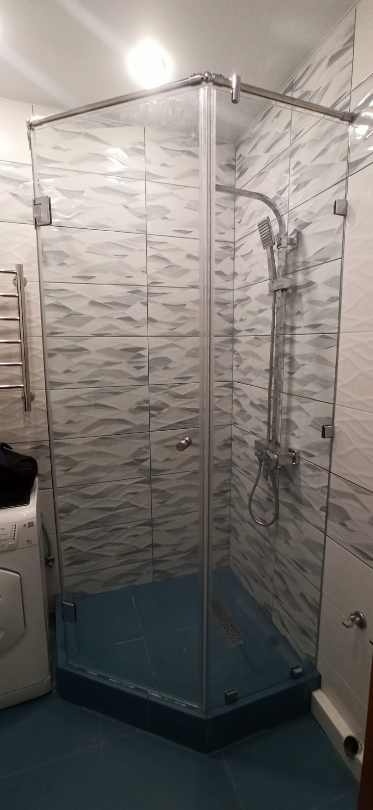 душевая угловая трапеция нестандартная золотая фурнитура матовое стекло