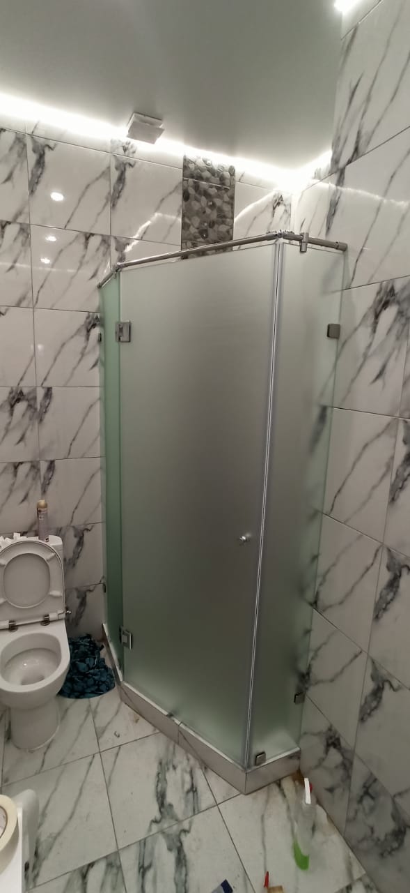 душевая угловая трапеция нестандартная 