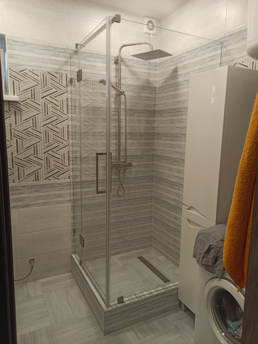 душевая угловая трапеция нестандартная золотая фурнитура матовое стекло