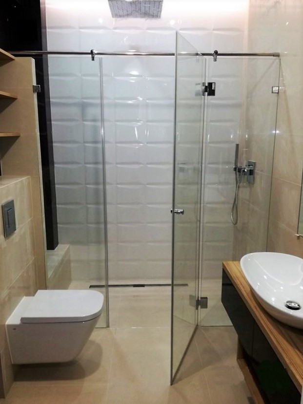 душевая угловая трапеция нестандартная золотая фурнитура матовое стекло