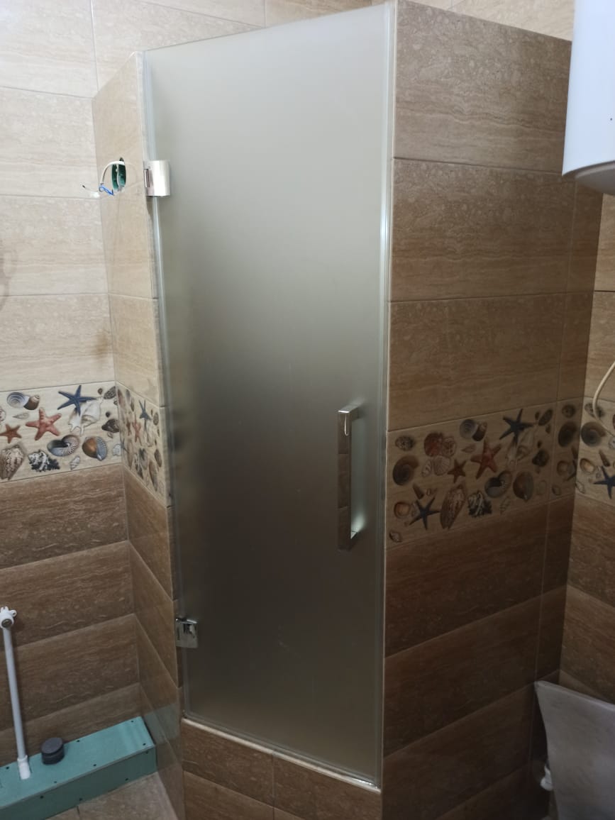 душевая угловая трапеция нестандартная матовая