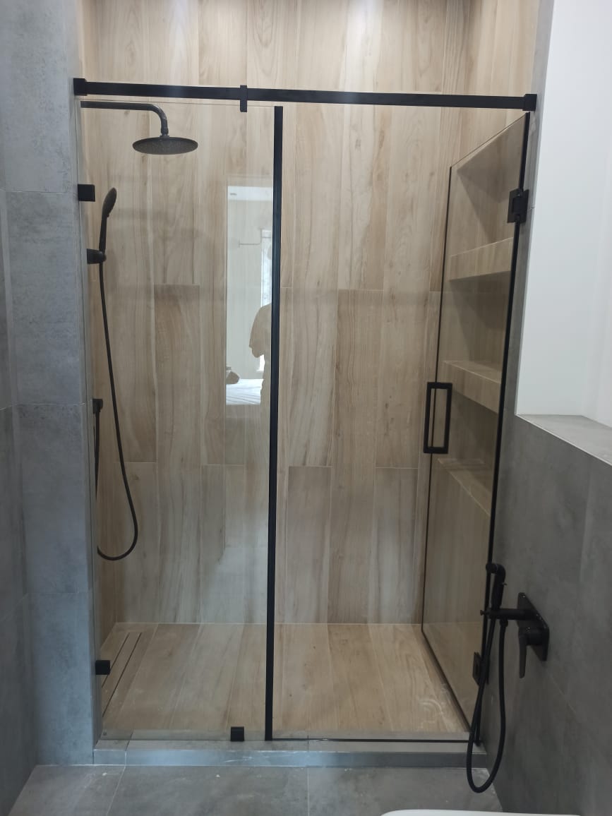 душевая угловая трапеция нестандартная золотая фурнитура матовое стекло