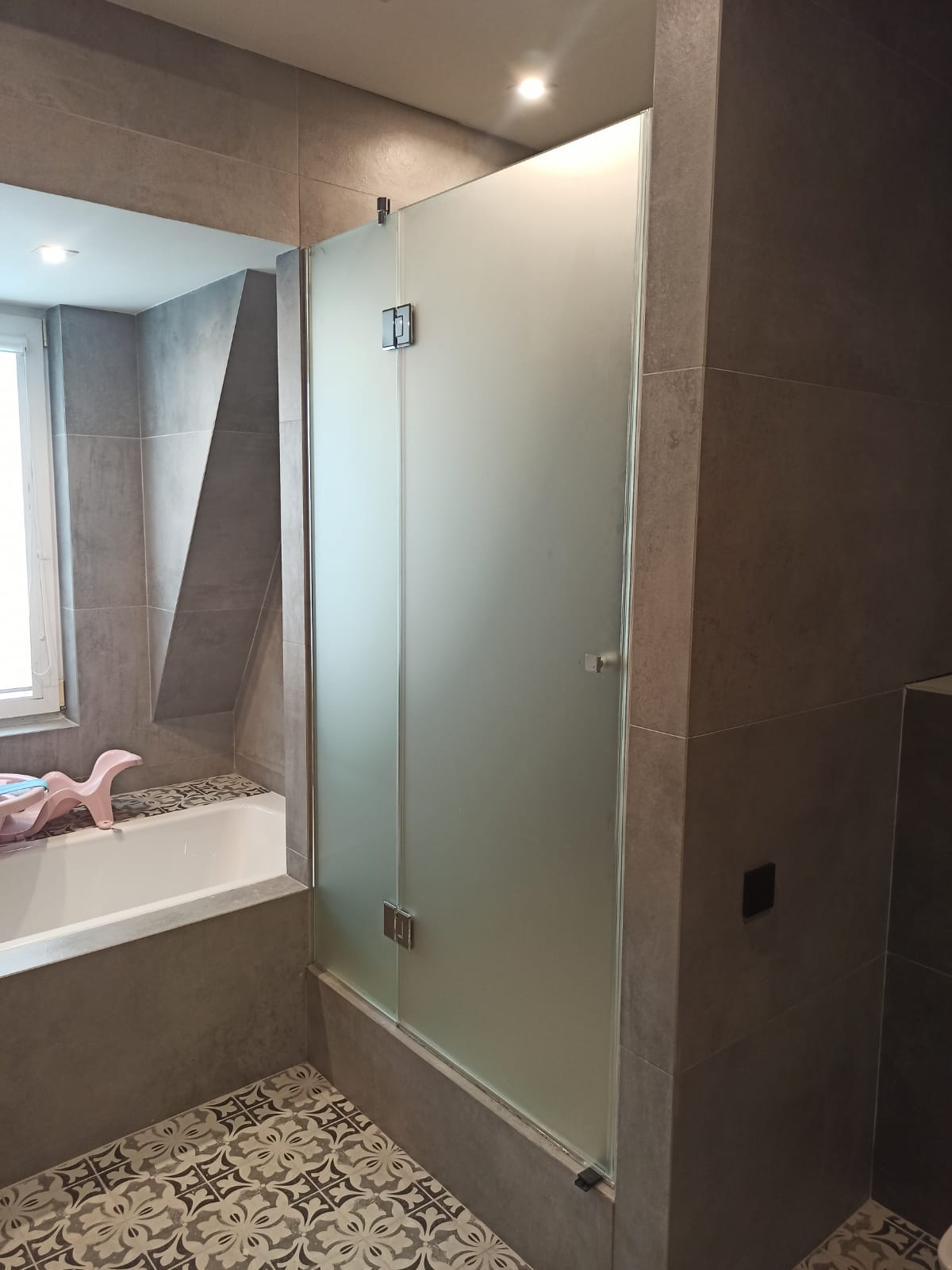 душевая угловая трапеция нестандартная золотая фурнитура матовое стекло