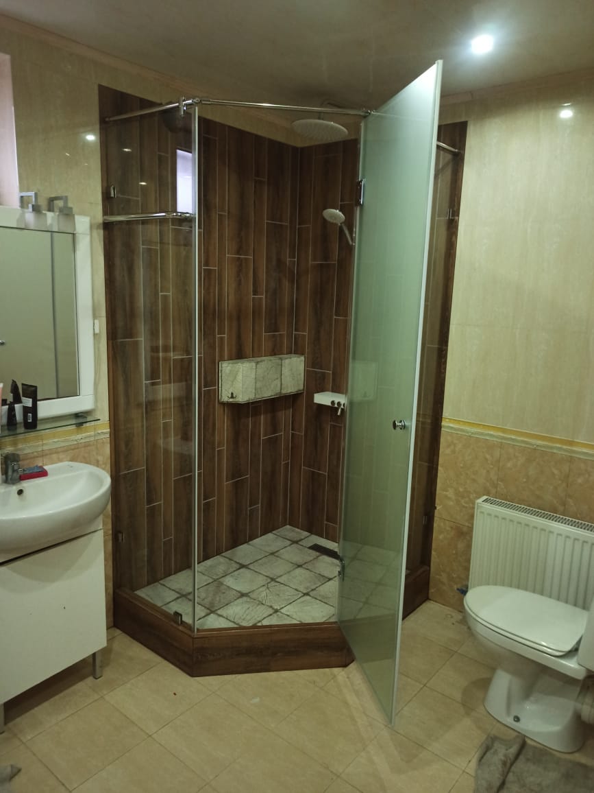 душевая угловая трапеция нестандартная золотая фурнитура матовое стекло