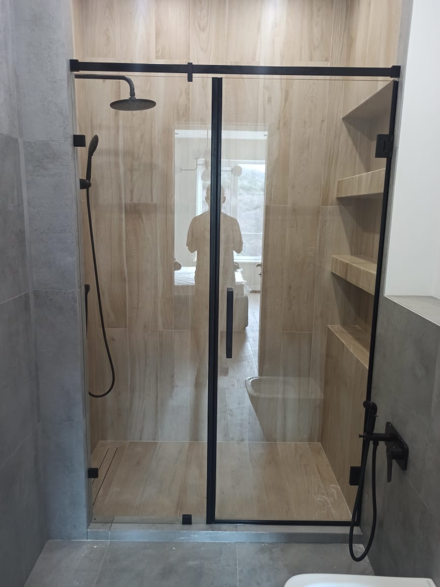 душевая угловая трапеция нестандартная золотая фурнитура матовое стекло