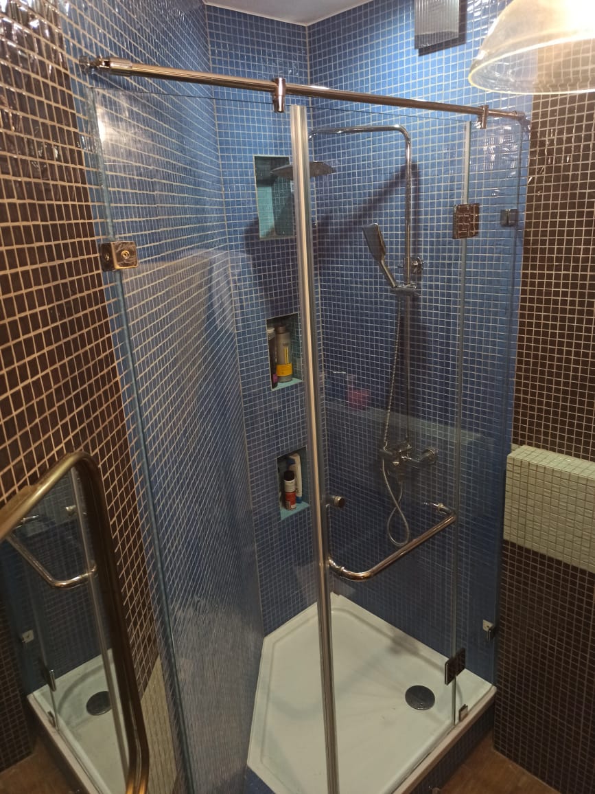 душевая угловая трапеция нестандартная золотая фурнитура матовое стекло