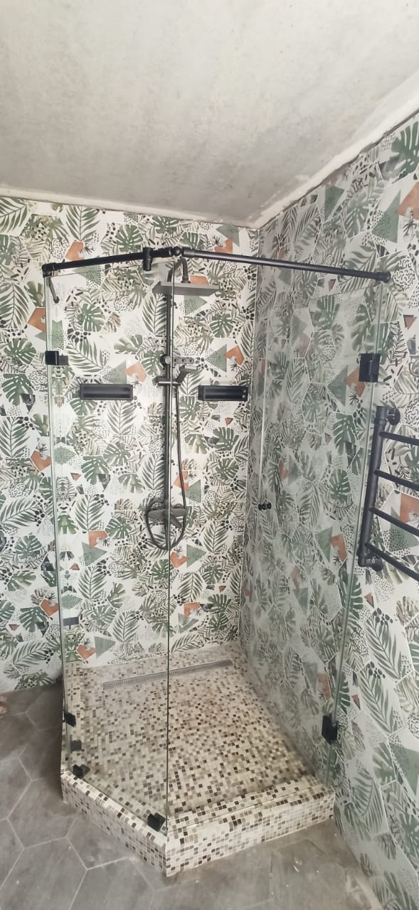 душевая угловая трапеция нестандартная золотая фурнитура матовое стекло