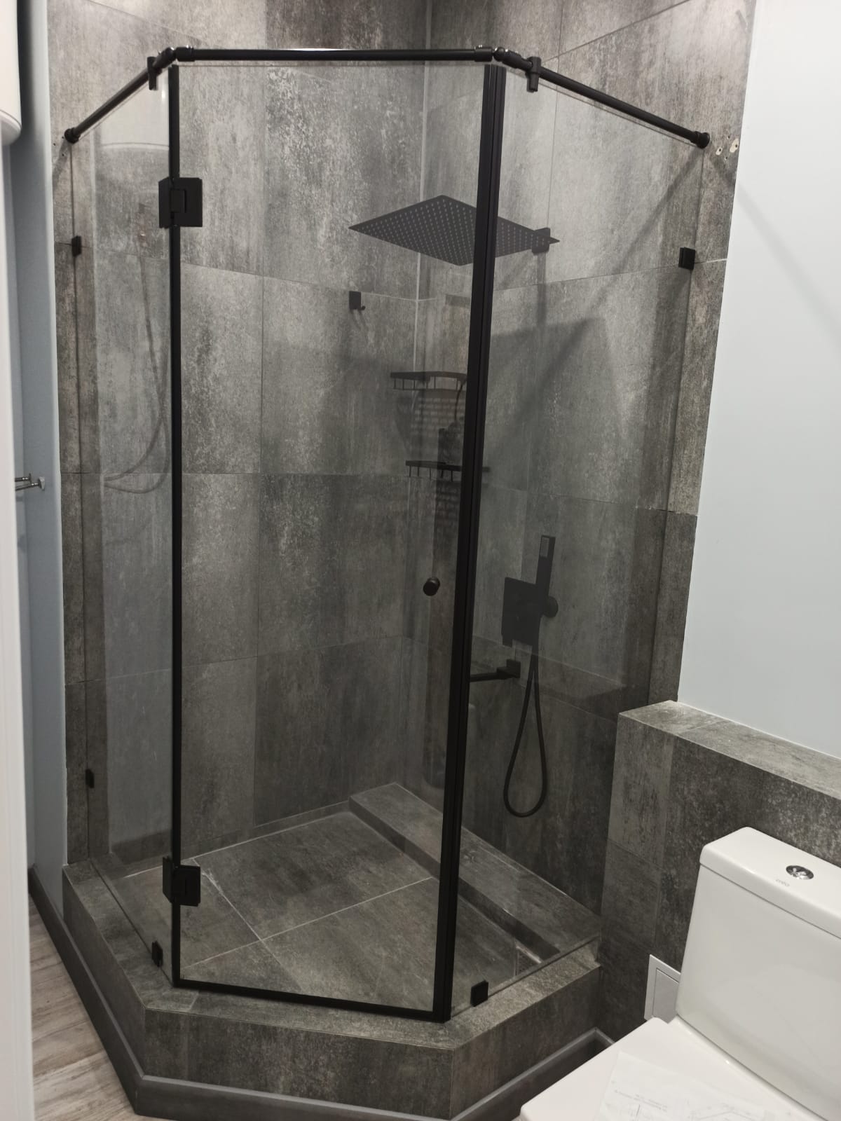 душевая угловая трапеция нестандартная золотая фурнитура матовое стекло