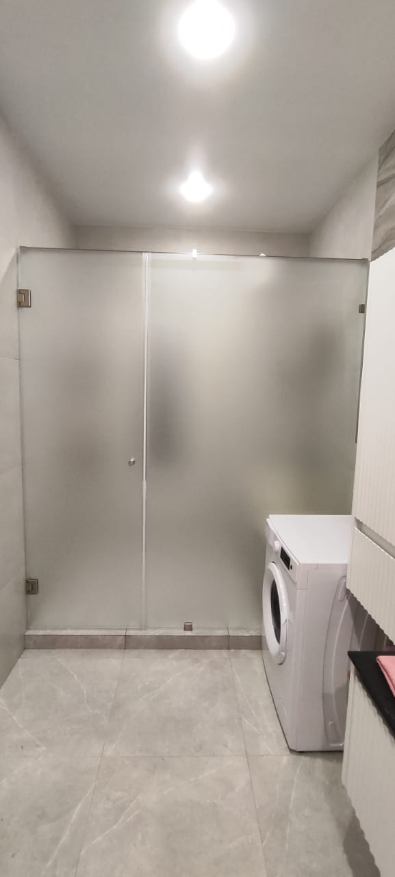 душевая угловая трапеция нестандартная золотая фурнитура матовое стекло