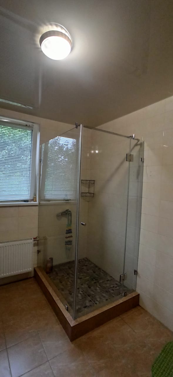 душевая угловая трапеция нестандартная золотая фурнитура матовое стекло