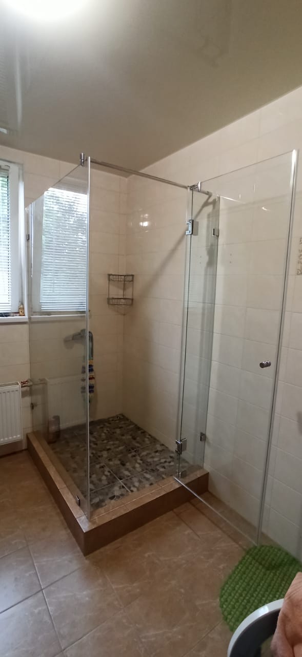 душевая угловая трапеция нестандартная золотая фурнитура матовое стекло