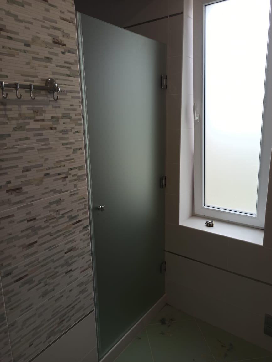 душевая угловая трапеция нестандартная золотая фурнитура матовое стекло