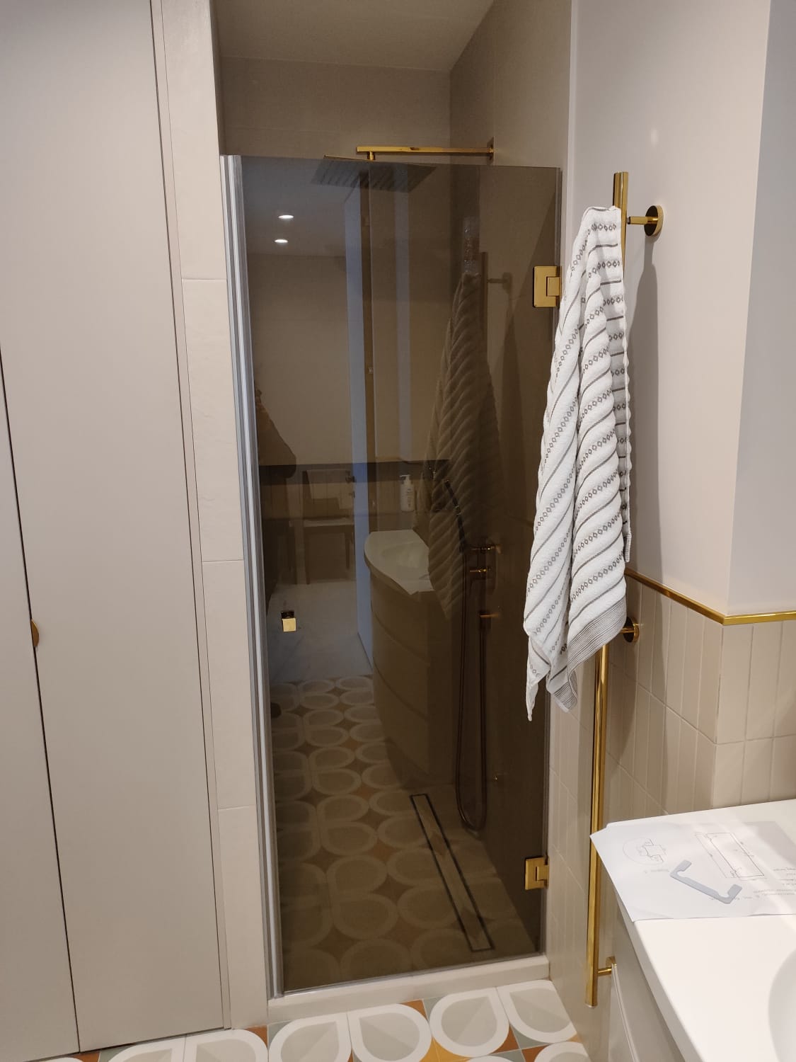 душевая угловая трапеция нестандартная золотая фурнитура матовое стекло