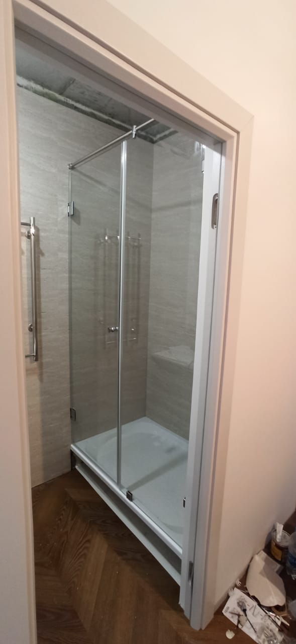 душевая угловая трапеция нестандартная золотая фурнитура матовое стекло